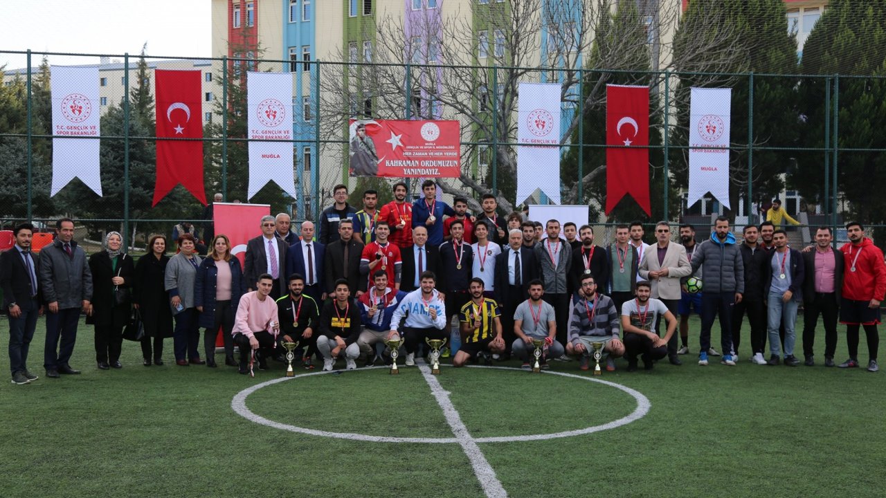 Geleneksel Cumhuriyet Turnuvaları Madalya Töreniyle Sona Erdi