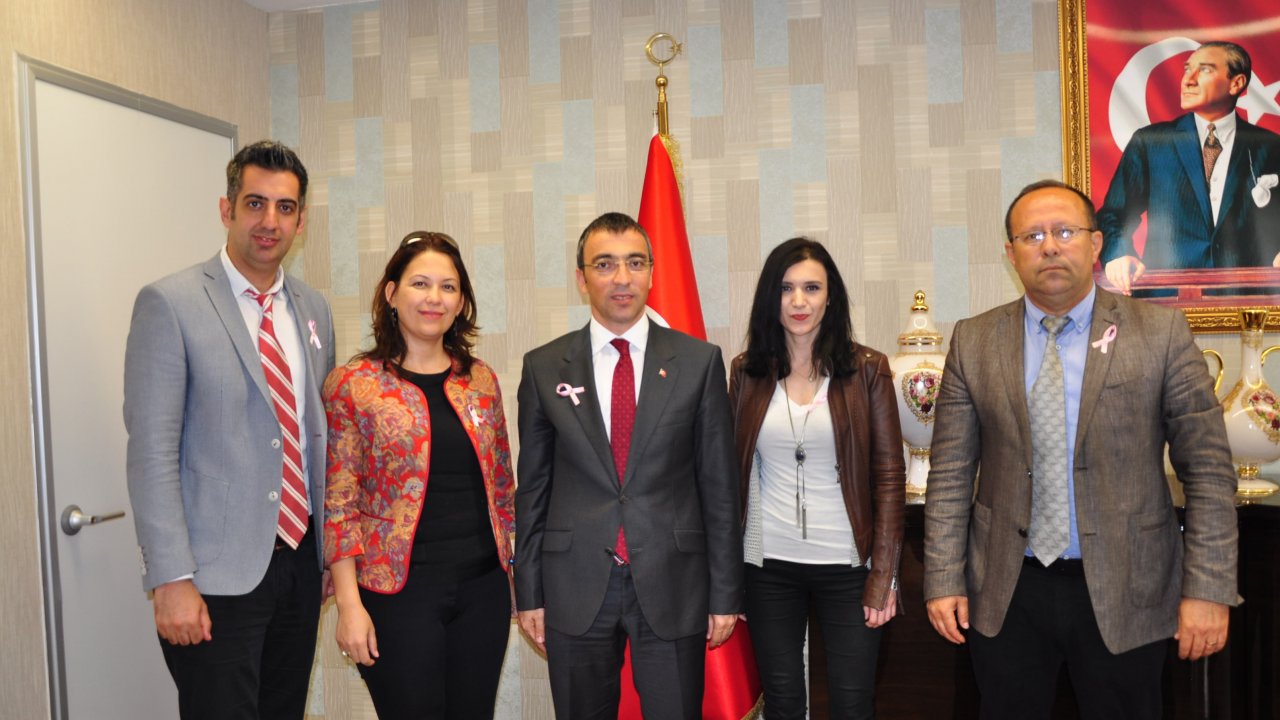 Milas protokolü pembe kurdeleyle kansere dikkat çekti