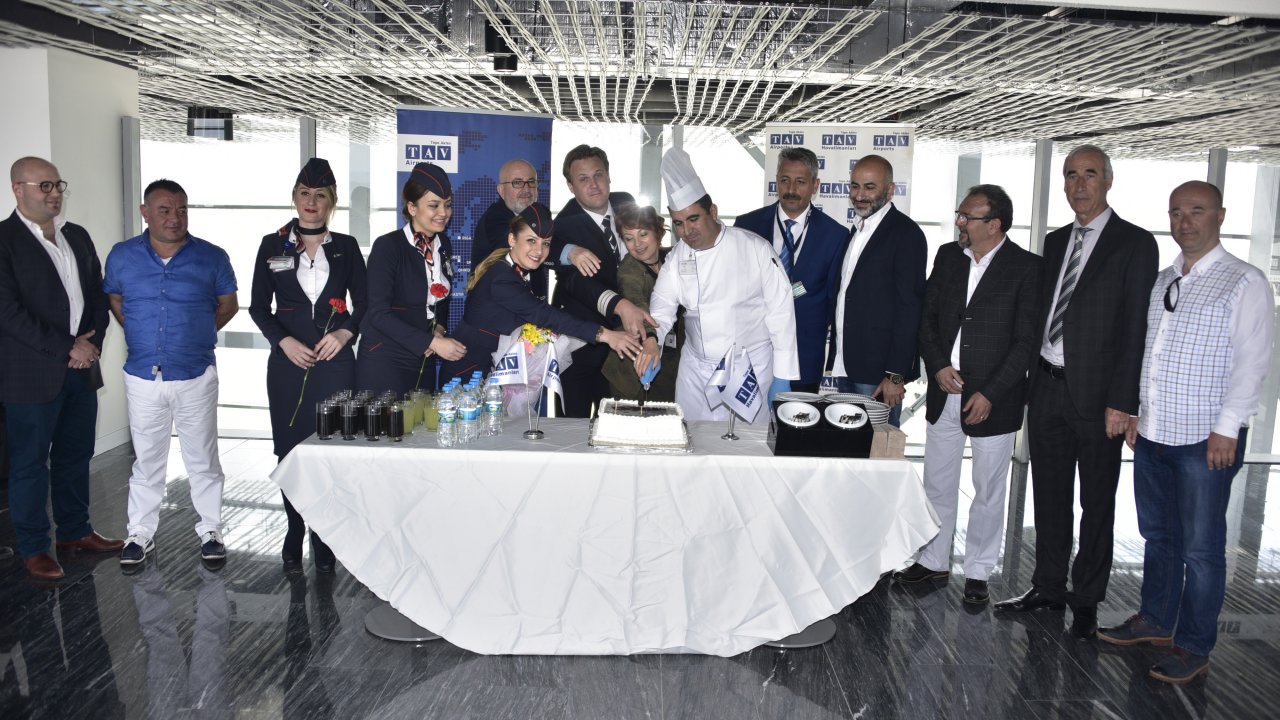 7 yıl sonra gelen İsrailli turistler çiçeklerle karşılandı