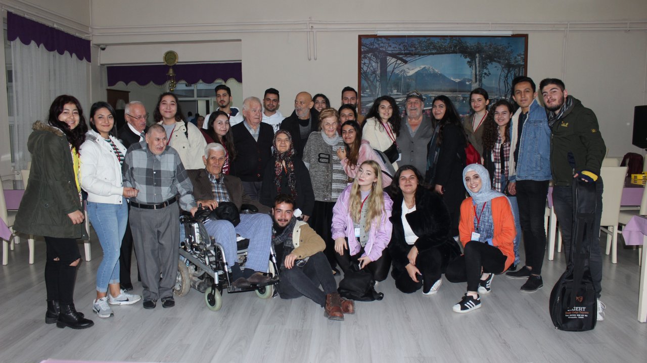Yönetim ve Organizasyon Topluluğu Huzur Evi Sakinlerini Ziyaret Etti