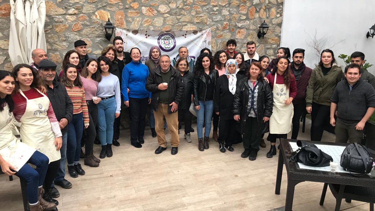 100 Yaş Evi’nde Üyeler ve Torunları Ebru Çalışması Yaptı