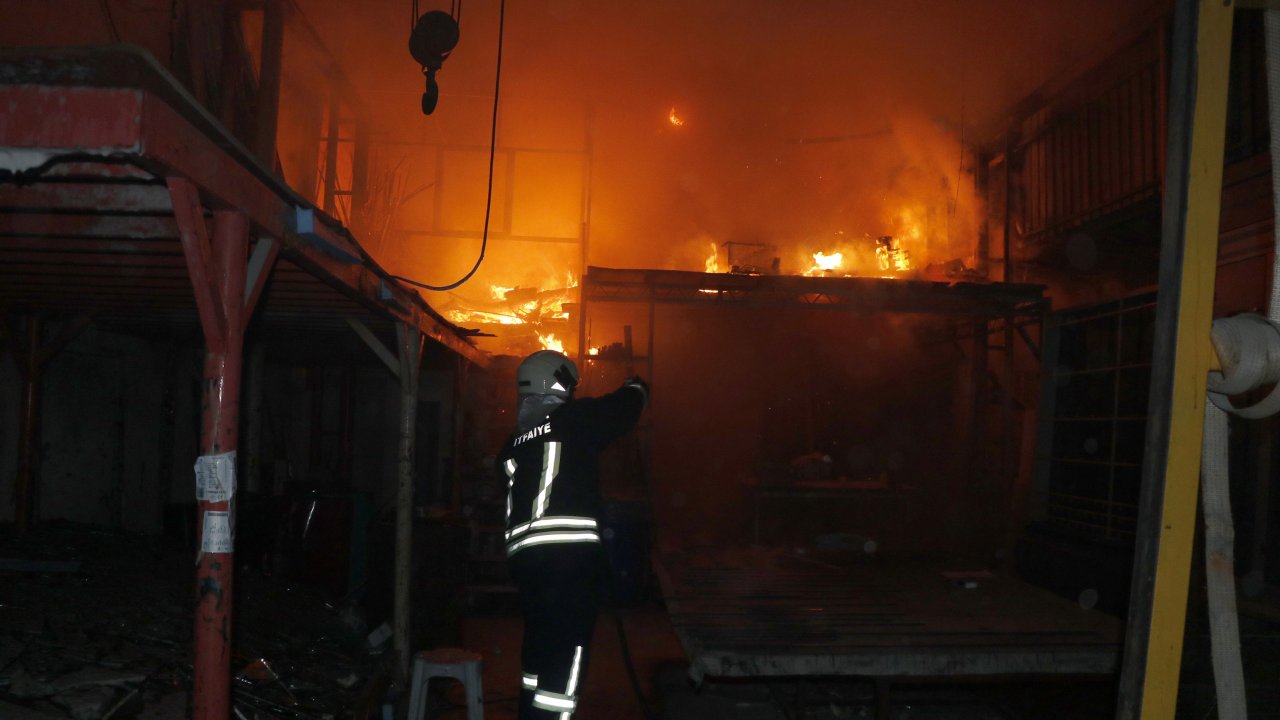 Isı Yalıtım Atölyesinde Çıkan Yangın Söndürüldü