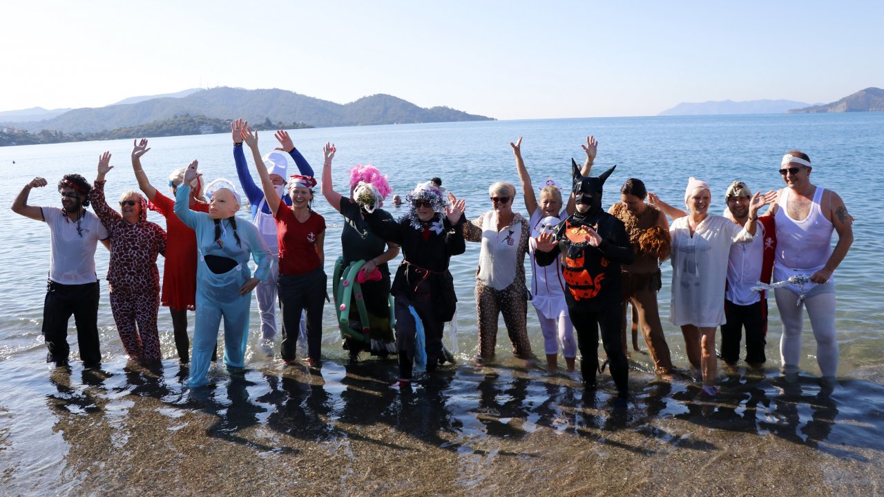 Yardıma Muhtaç Çocuklar İçin Kostümlerle Denize Girdiler