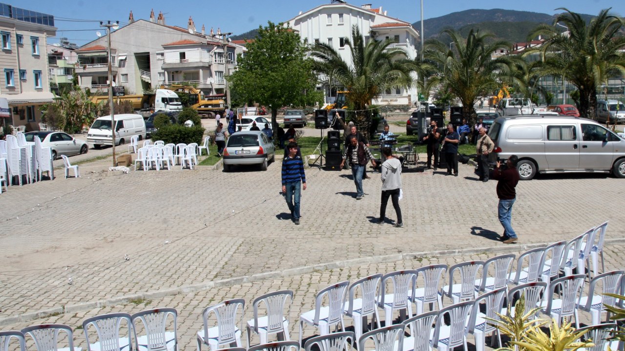 Marmaris'te acil servis önünde sünnet düğünü