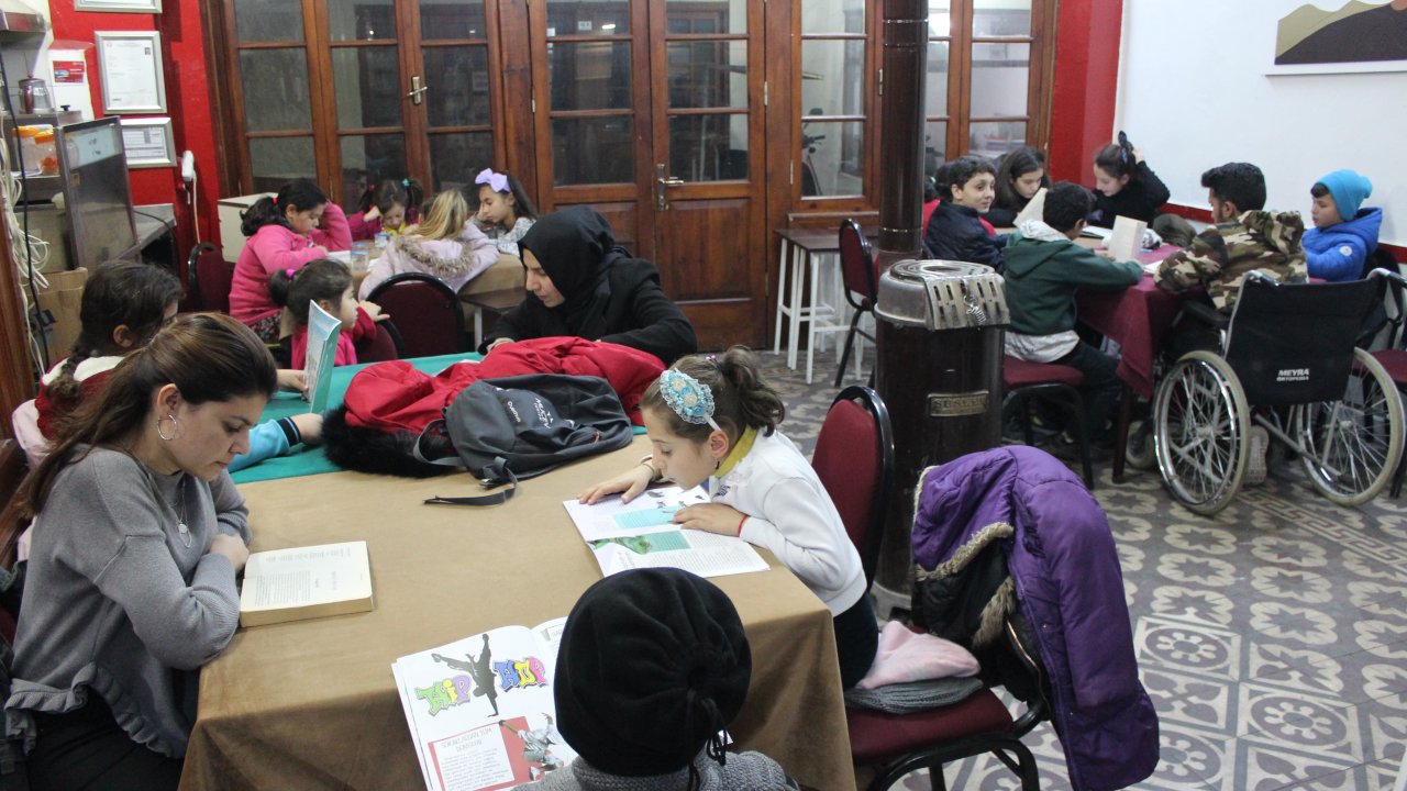 Bu kahvede okey oynanmıyor, kitap okunuyor