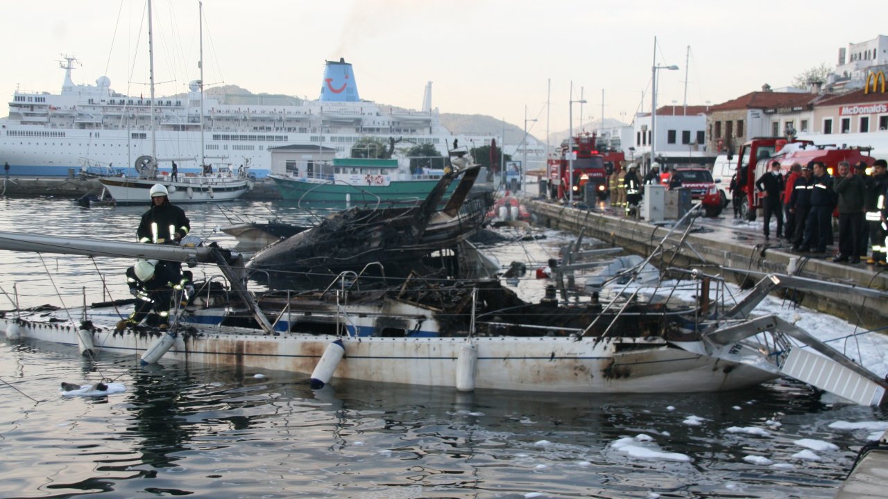 Yat yangını: 1 ölü, 1 yaralı