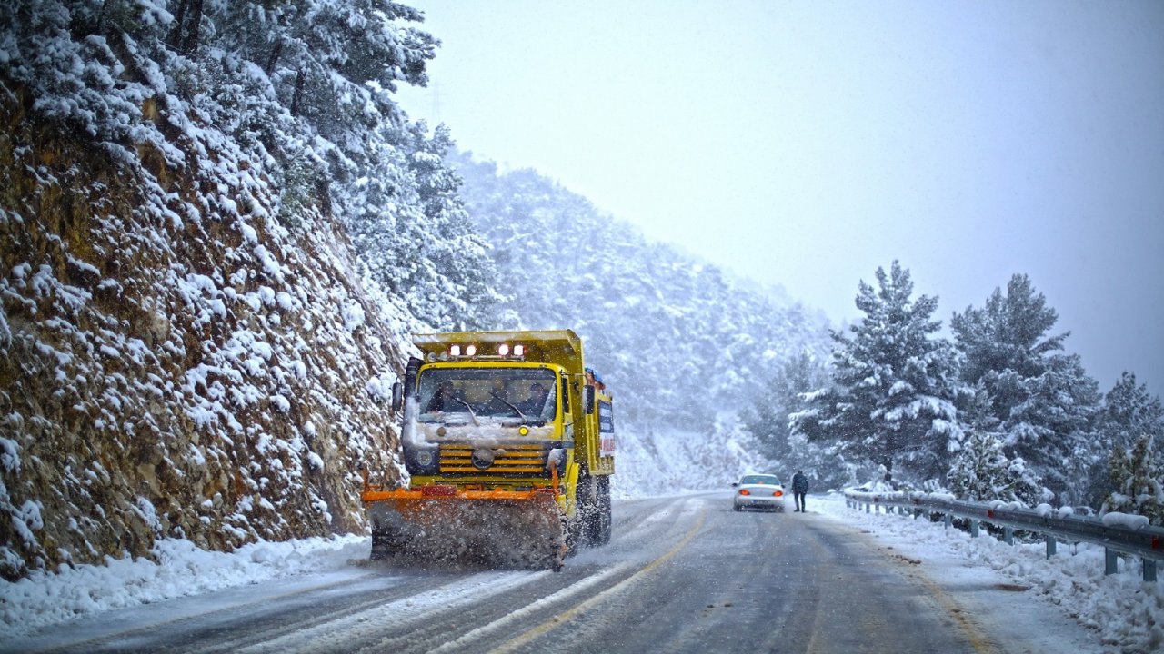 Büyükşehir’in Kar Mesaisi Devam Ediyor