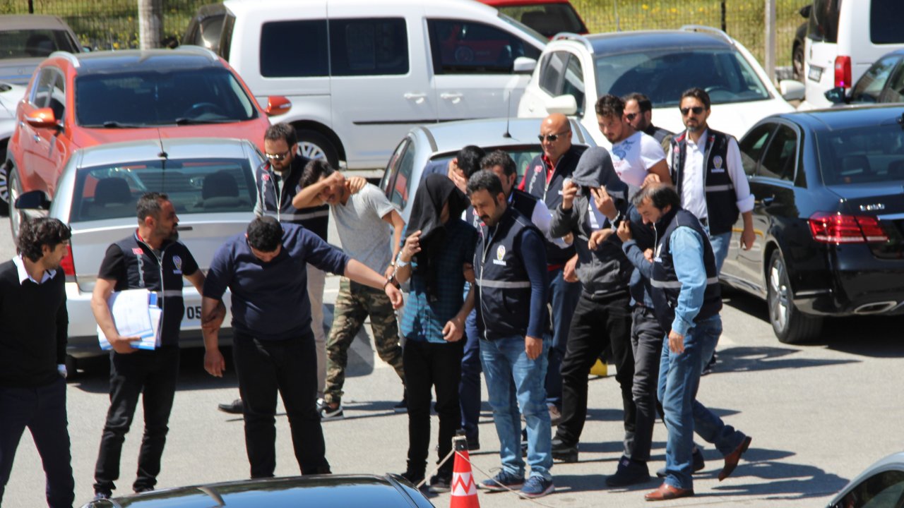 Soyguncular girdikleri kasap dükkanının sahibini ve çalışanı dondurucuya kilitledi