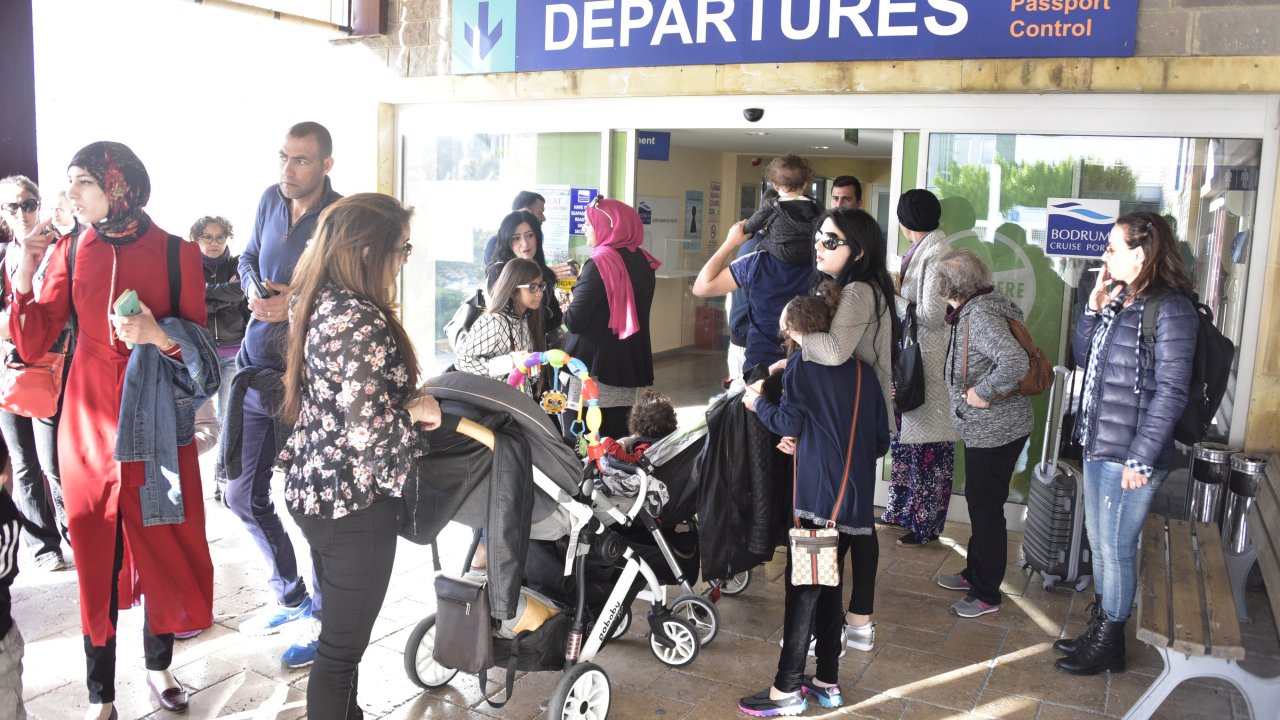 Yunanistan kapılarını açtı