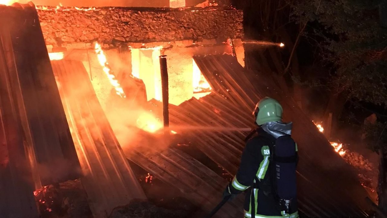 Yangında 2 Katlı Ev Kullanılamaz Hale Geldi