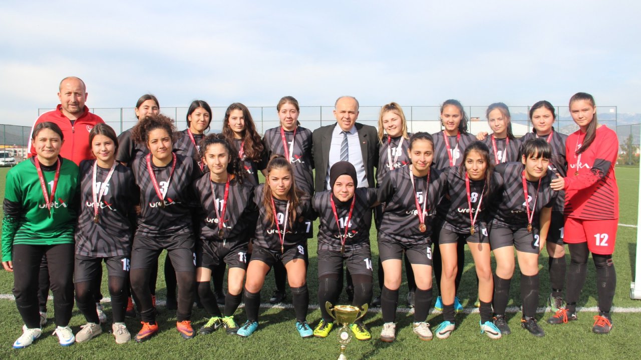 Futbolcu Gençler Kıyasıya Mücadele Etti