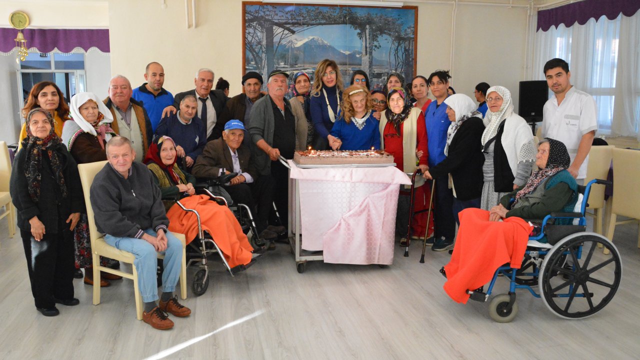 Huzurevinde Doğum Günü Sürprizi Yapıldı