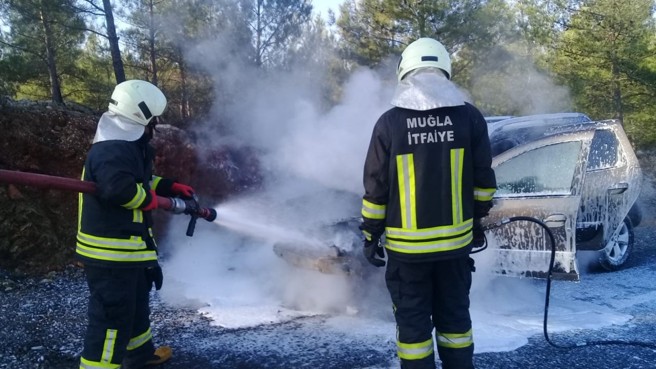 Köyceğiz'de Yanan Otomobil Kullanılamaz Hale Geldi