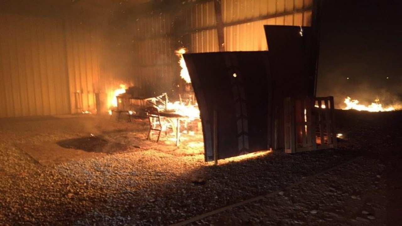 Mobilya deposundaki yangın korkuttu