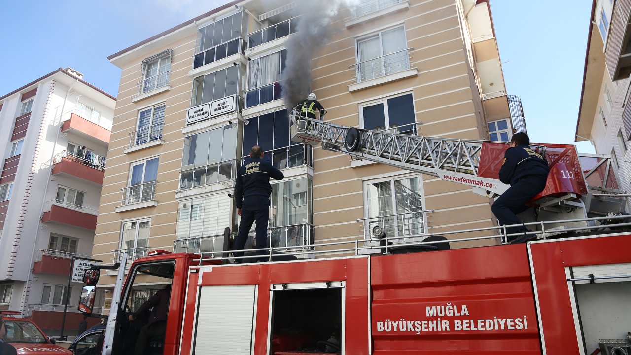 Menteşe'de Çıkan Yangın Korkuttu