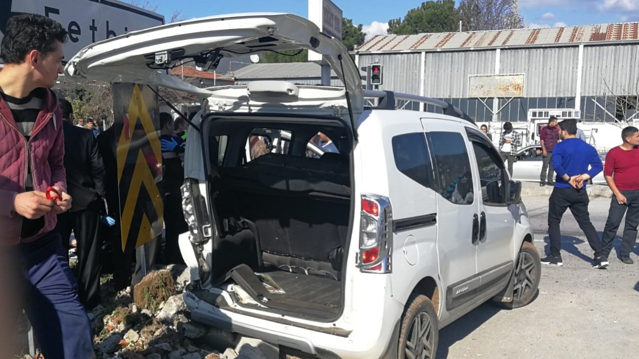 İki Ticari Araç Çarpıştı: 1 Ölü, 1 Yaralı