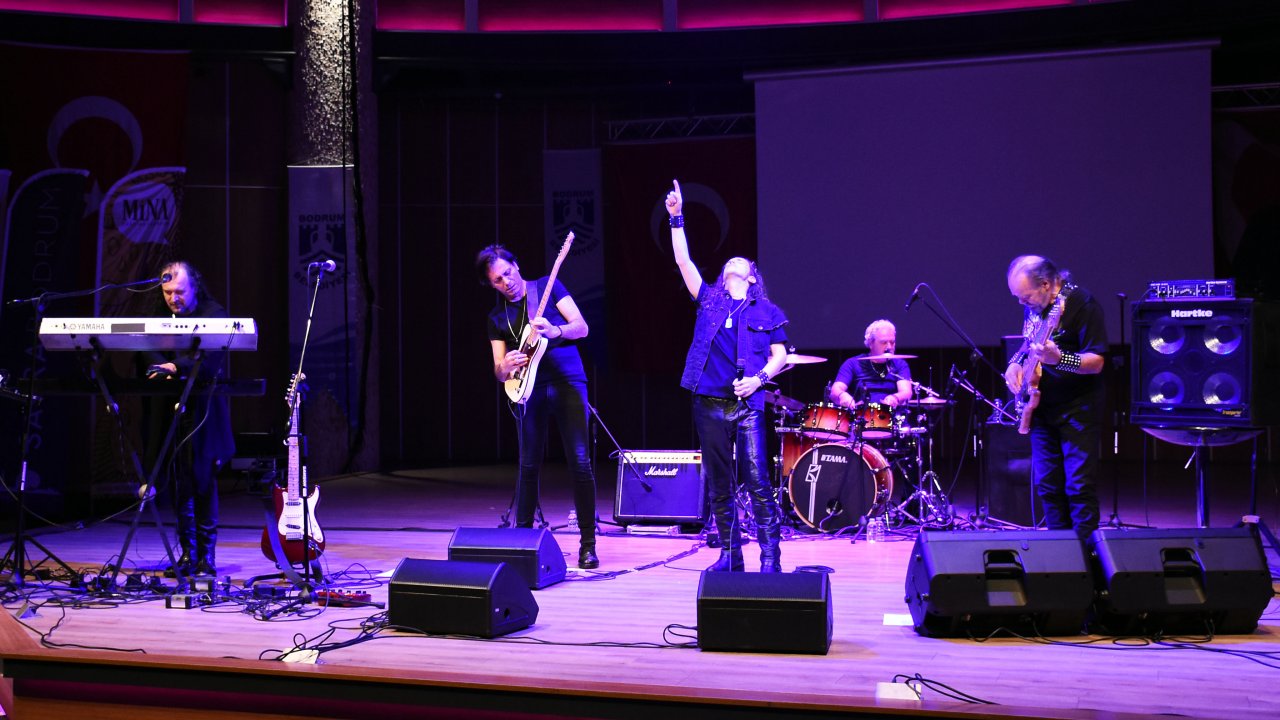 Barış Manço Ölümünün 21. Yılında Konserlerle Anıldı