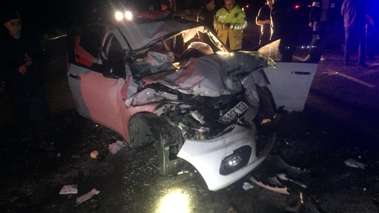 Otomobil Kamyona Çarptı: 3 Yaralı