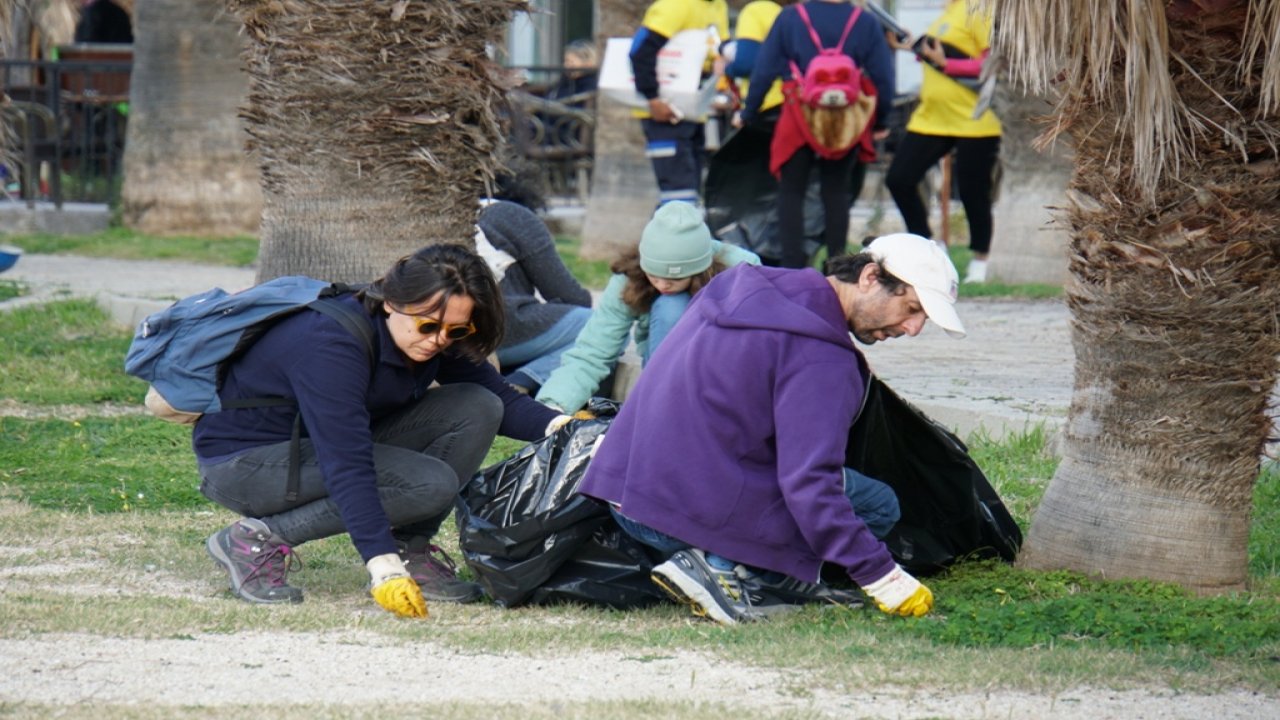 Gönüllüler Çevre Temizliği Yaptı