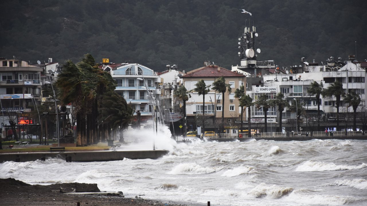 Muğla'da Sağanak ve Kuvvetli Rüzgar Etkili Oluyor