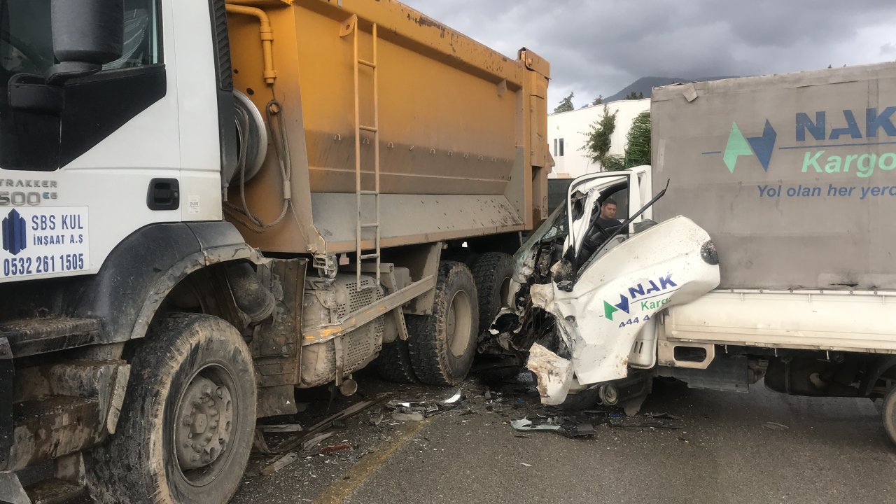 Kamyon ile Kamyonet Çarpıştı: 2 Yaralı