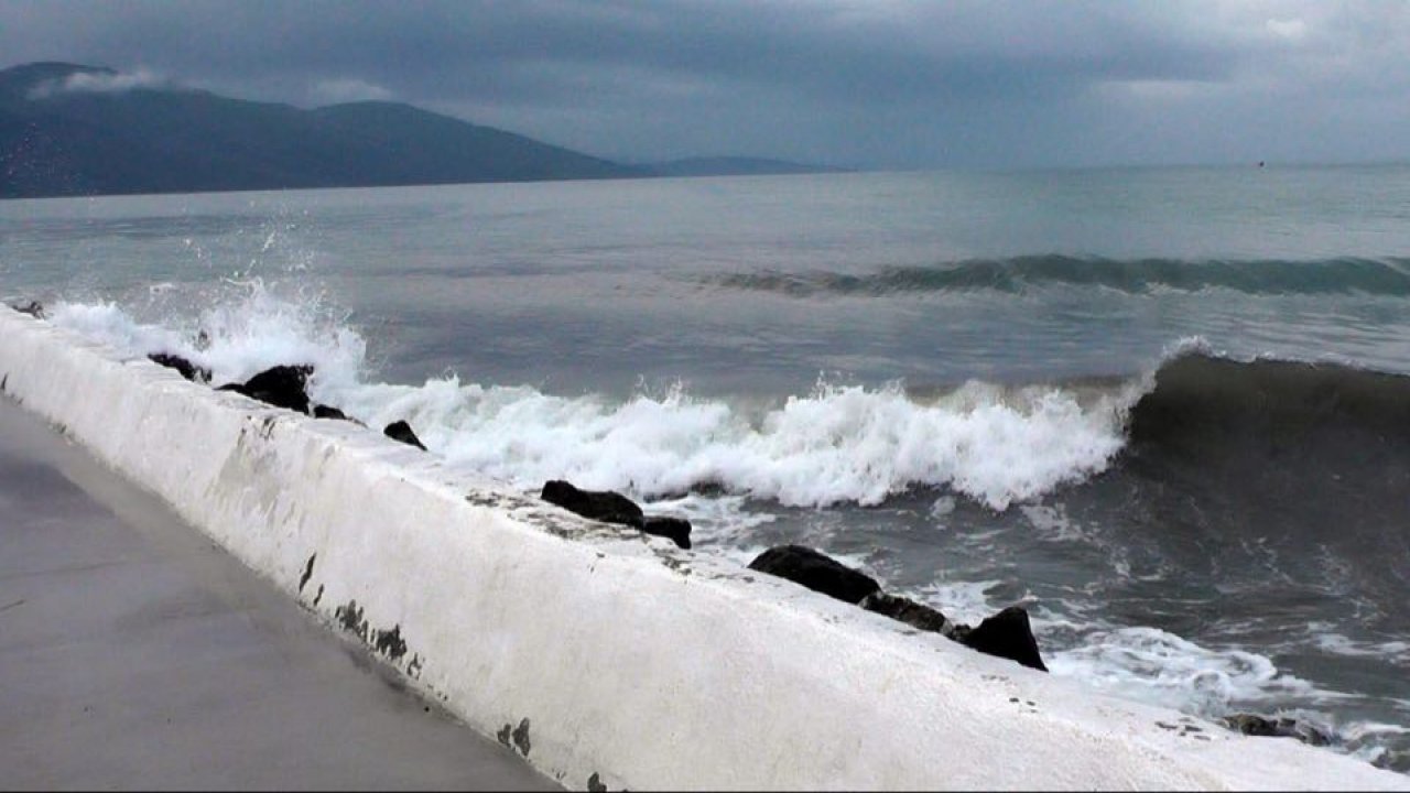 Şiddetli Yağmur ve Fırtına Etkili Oluyor