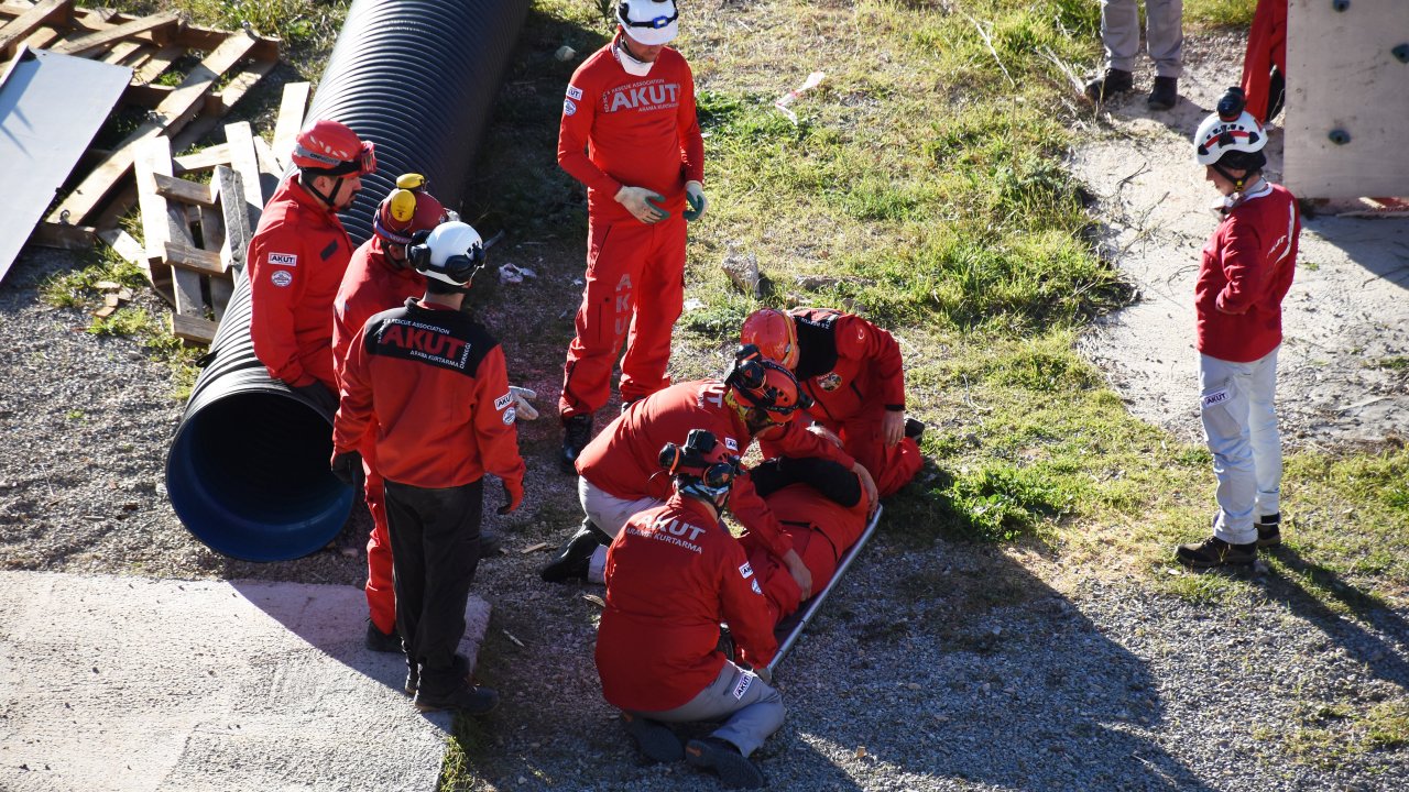 AKUT ekibi zorlu eğitimlerle operasyonlara hazırlanıyor