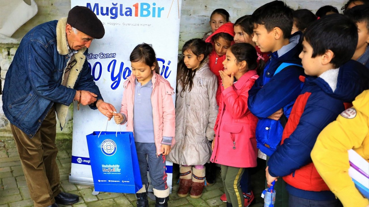 100 Yaş Evi Üyeleri Minik Öğrencileri Isıtıyor