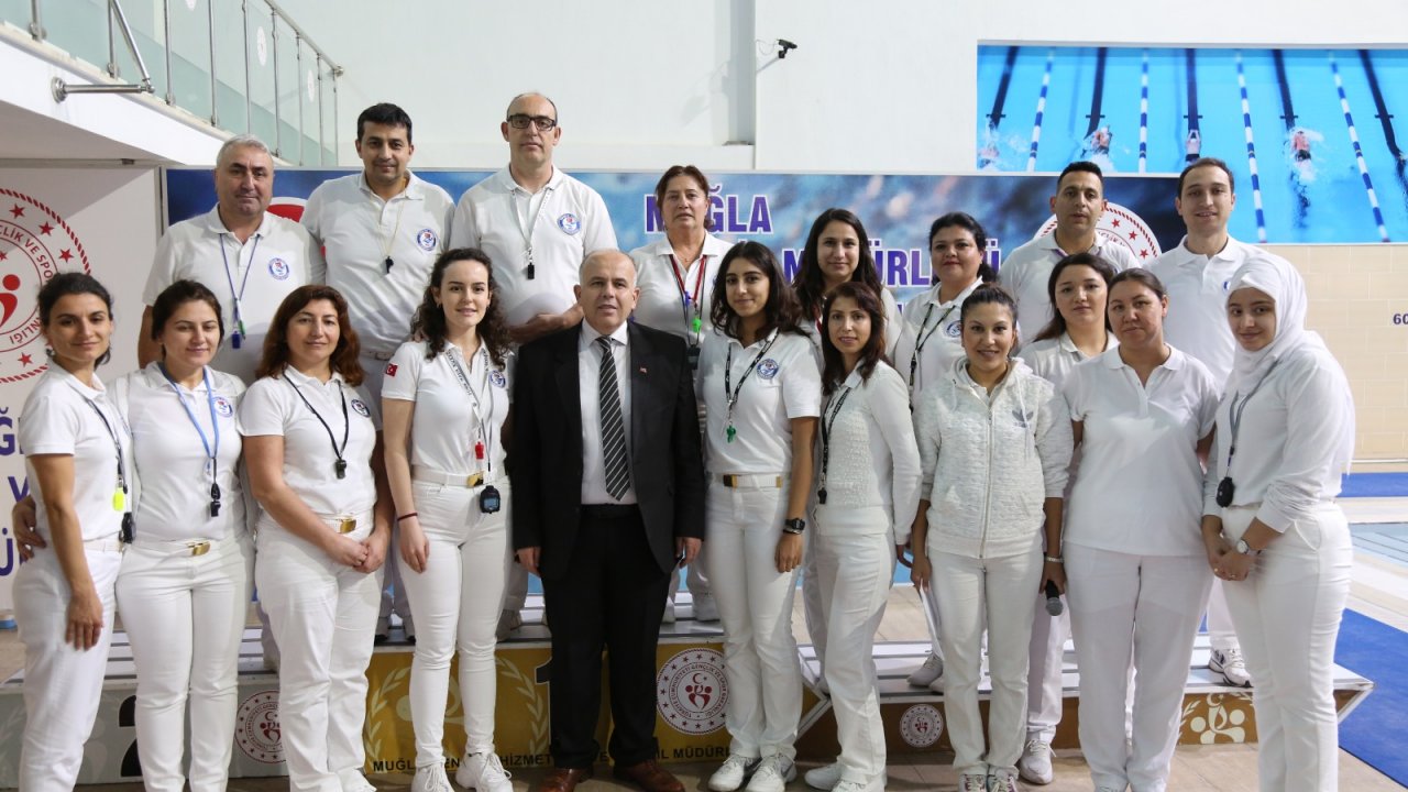 Gençler Kıyasıya Yüzdü