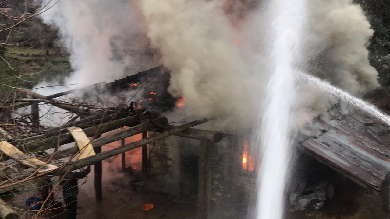 Ahşap ev tamamen yandı