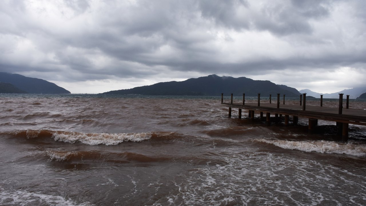 Sağanak denizin rengini değiştirdi