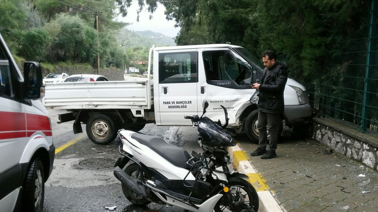 Kamyonet İle Motosiklet Çarpıştı: 2 Yaralı