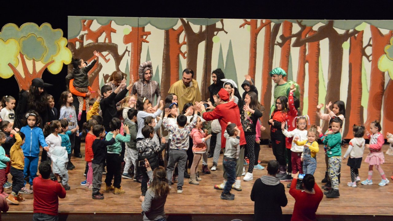 Tiyatro oyunu çocukların ilgi odağı oldu