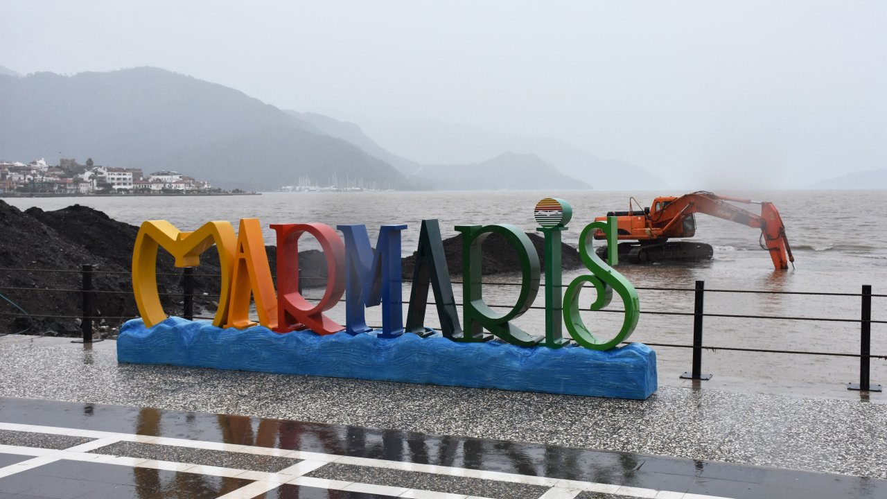 Sağanak denizin rengini değiştirdi