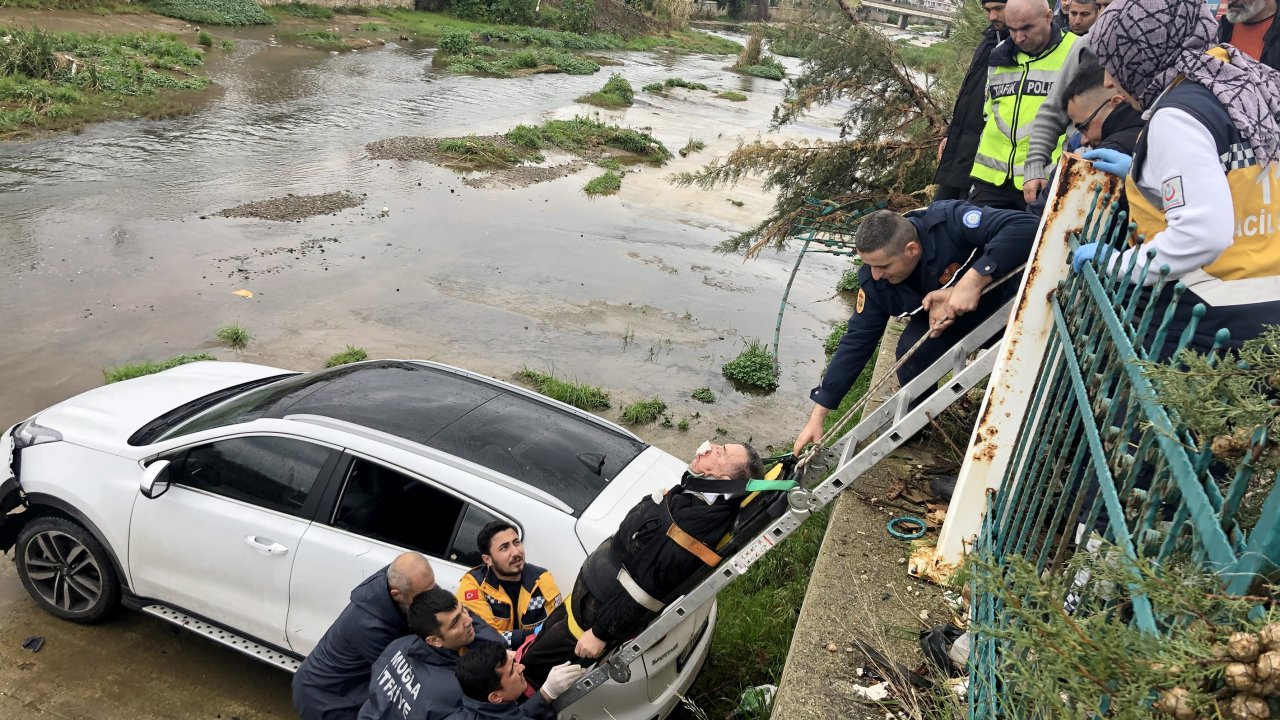 Kanala Devrilen Otomobilin Sürücüsü Ağır Yaralandı
