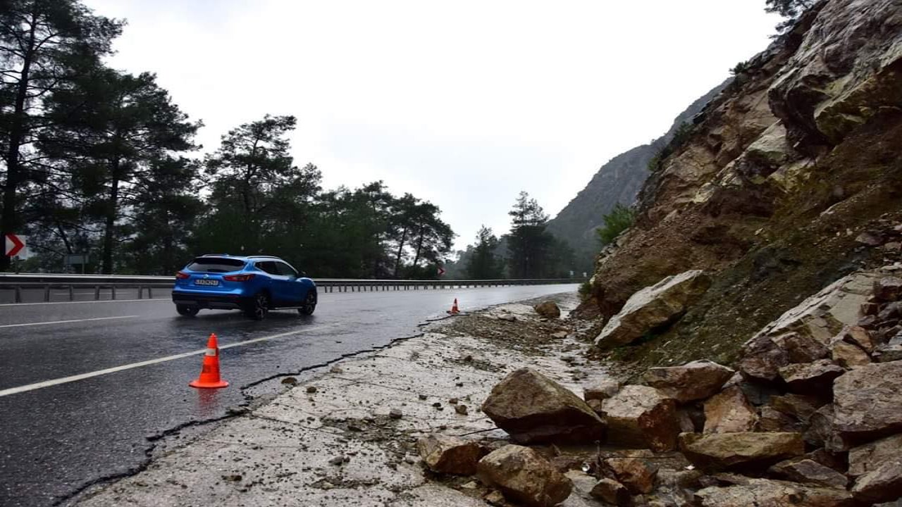 Marmaris'te denizin rengi değişti, kaya parçaları yollara düştü