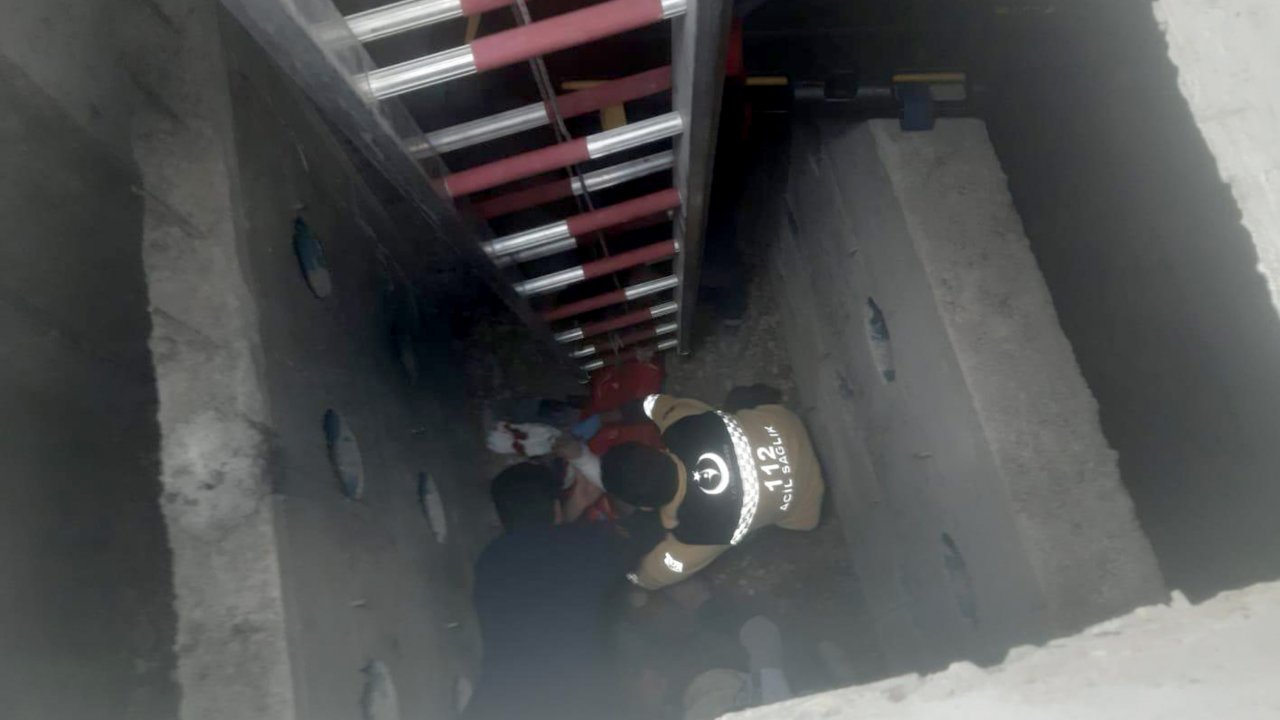 Kanalizasyon Çukuruna Düşen İşçi Yaralandı