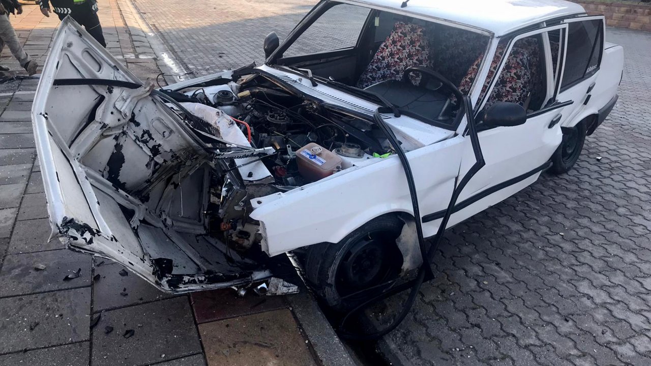 Sürücü araçtan yola savruldu