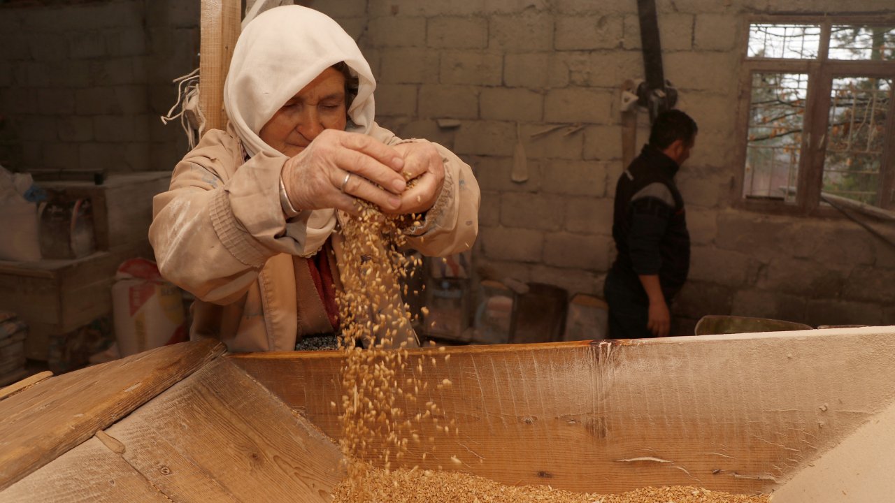 Eşinin emaneti asırlık değirmenin çarkını döndürüyor