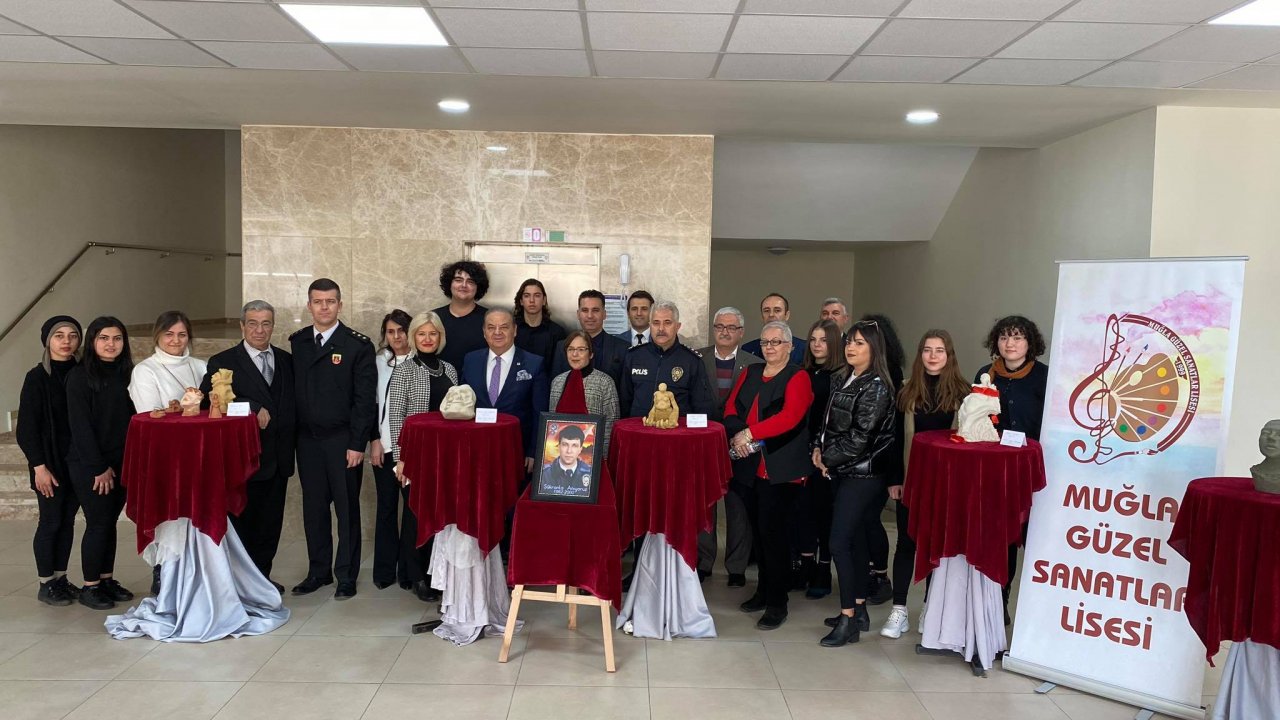 Şehidin adına kilden heykeller sergisi açıldı