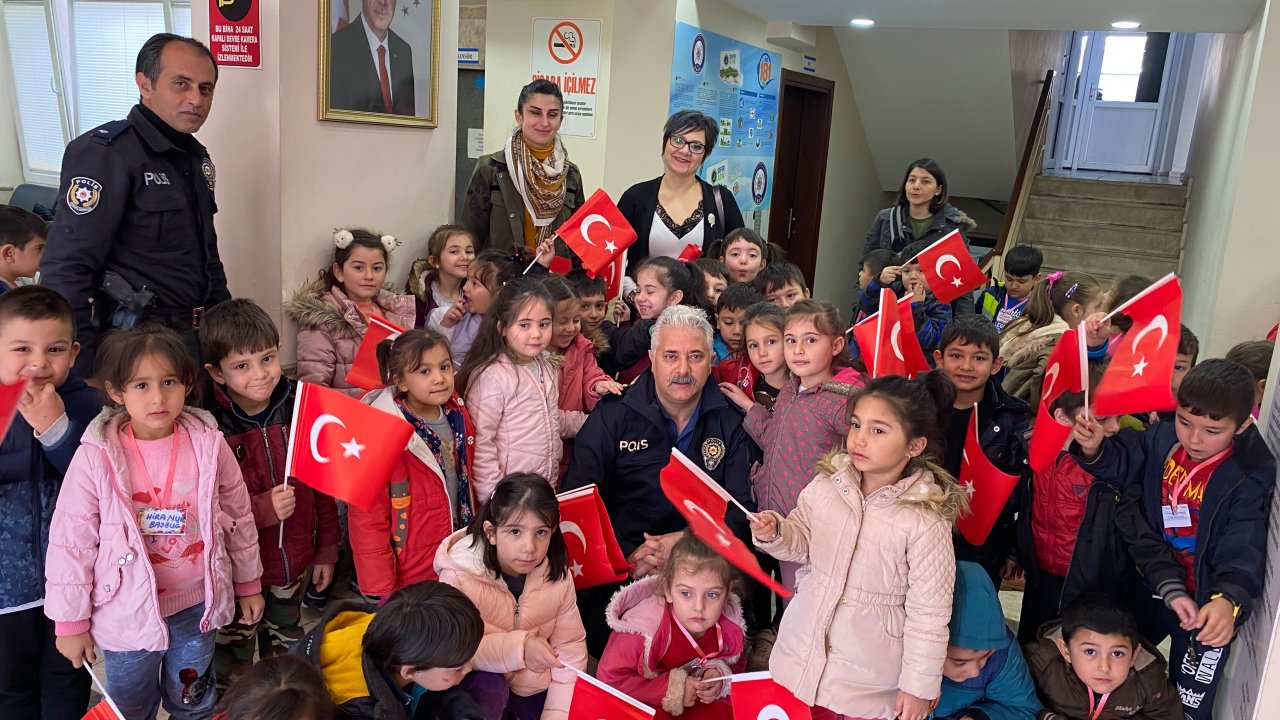 Minik öğrenciler polis merkezini ziyaret etti