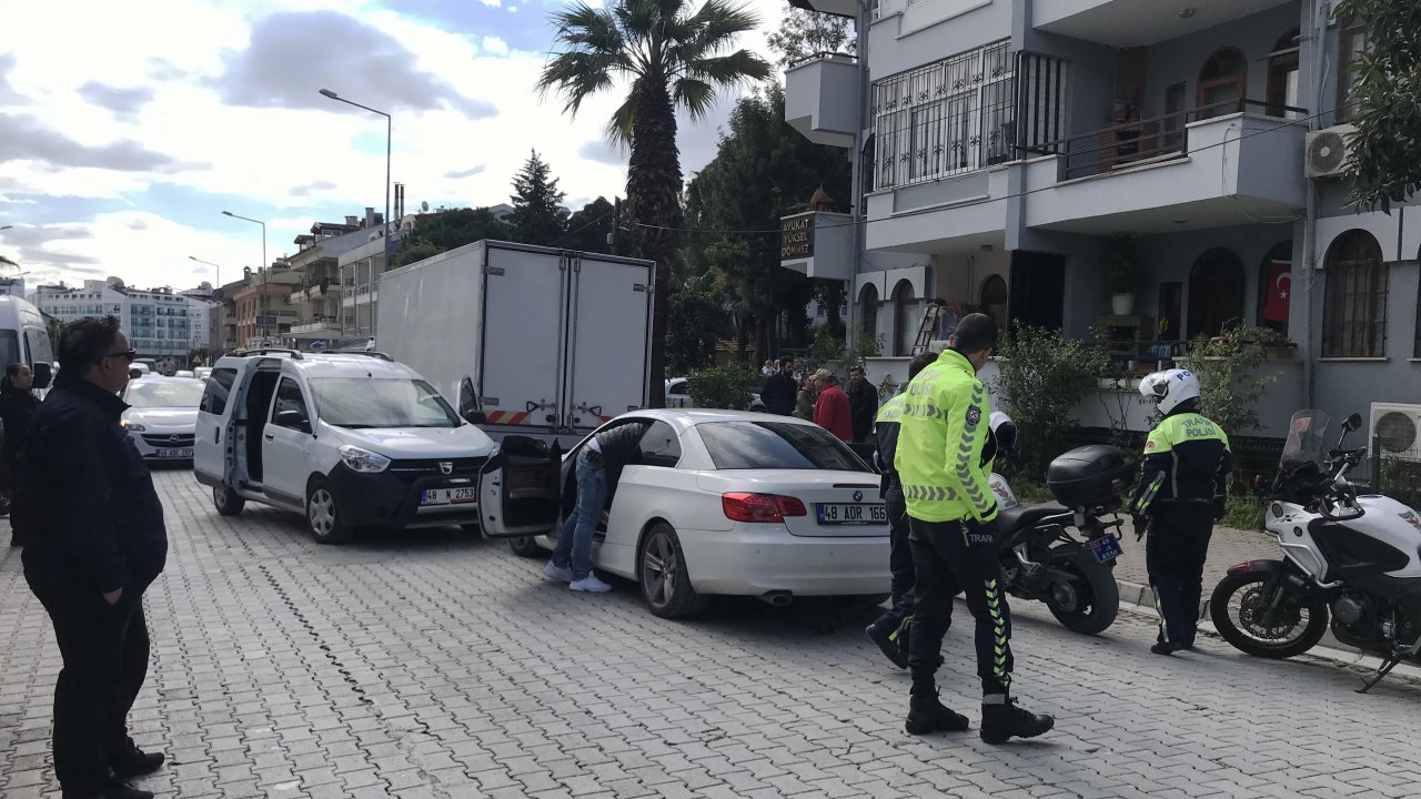14 yaşındaki çocuk, kullandığı otomobille polis aracına çarptı