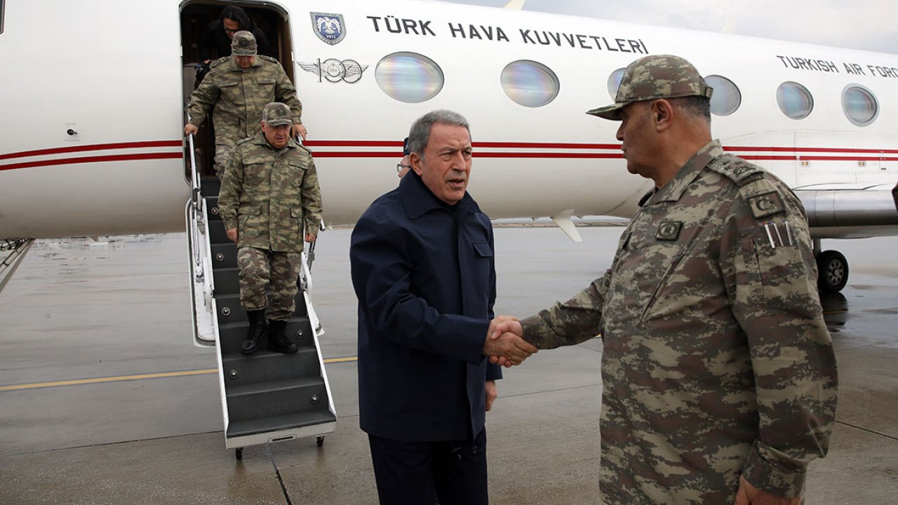 Milli Savunma Bakanı Akar ve komutanlar Suriye sınırında