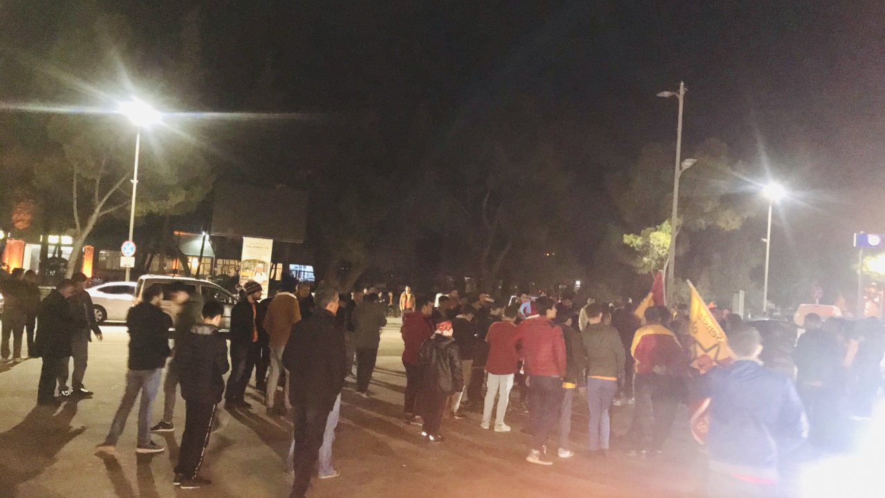 Sarı Kırmızılı Taraftarlar Meydanlarda Derbiyi Kutladı