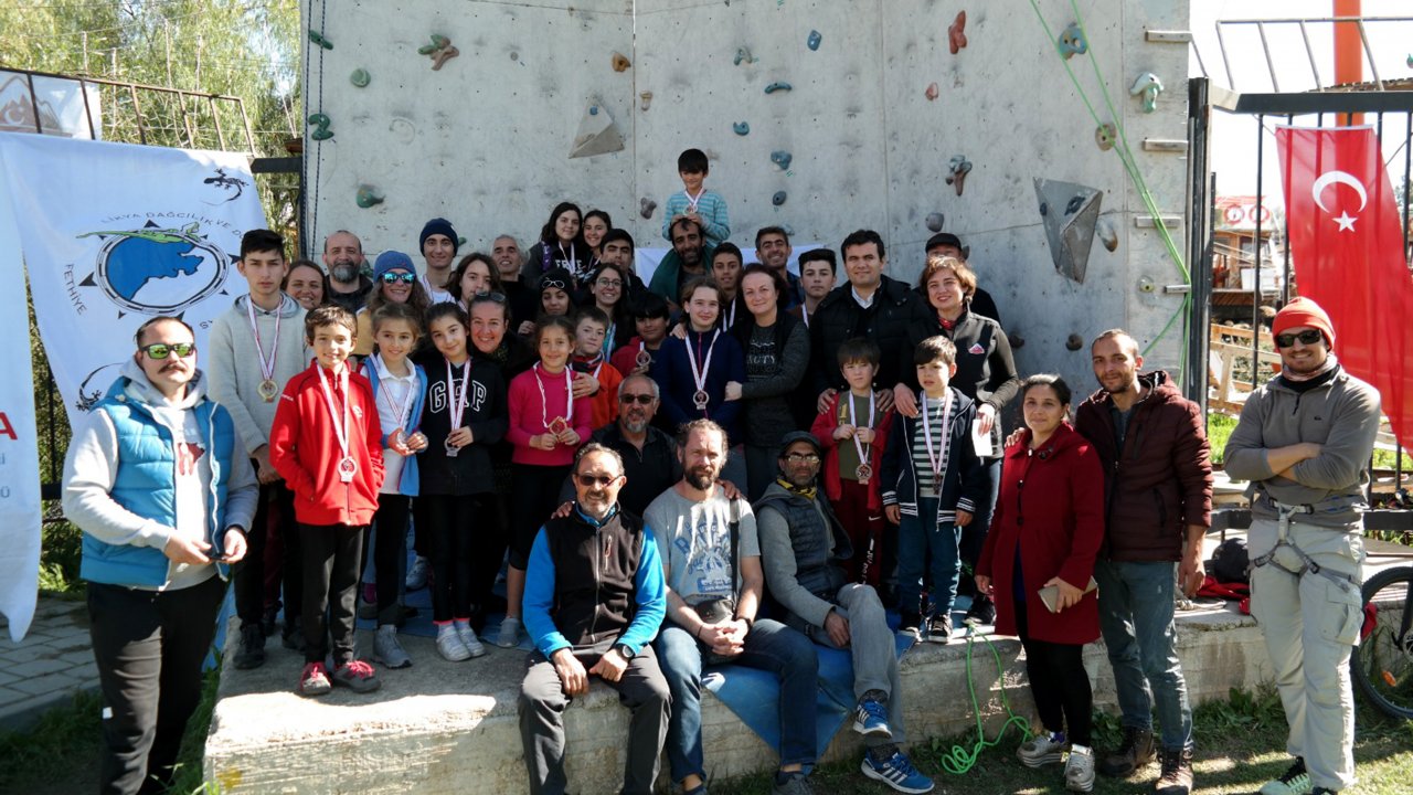 Öğrenciler tırmanış duvarında yarıştı