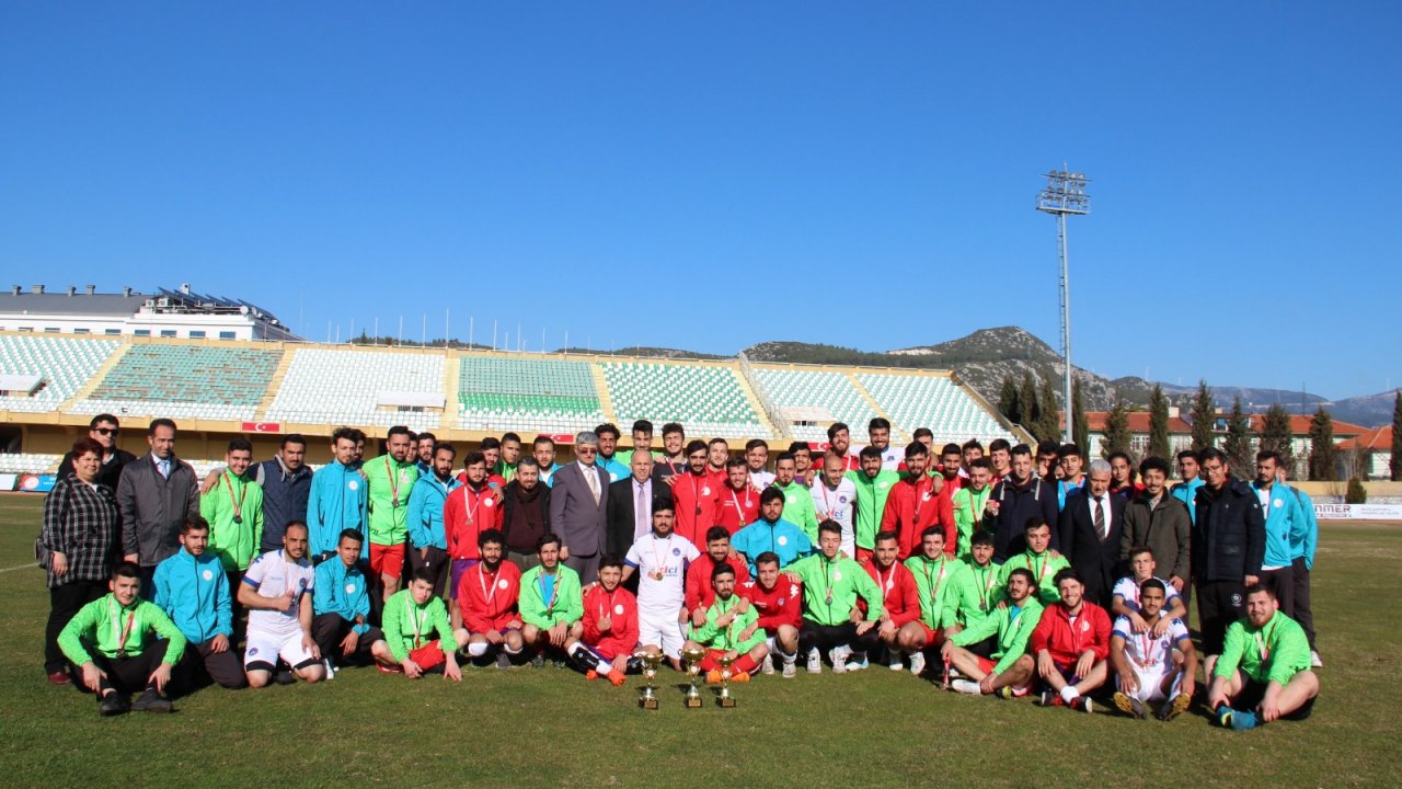 Yurtlar arası futbol turnuvasında Muğla yurdu şampiyon oldu
