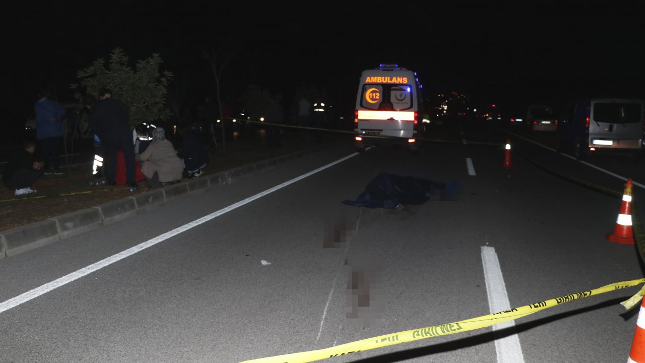 Park halindeki kamyona çarptı, hayatını kaybetti