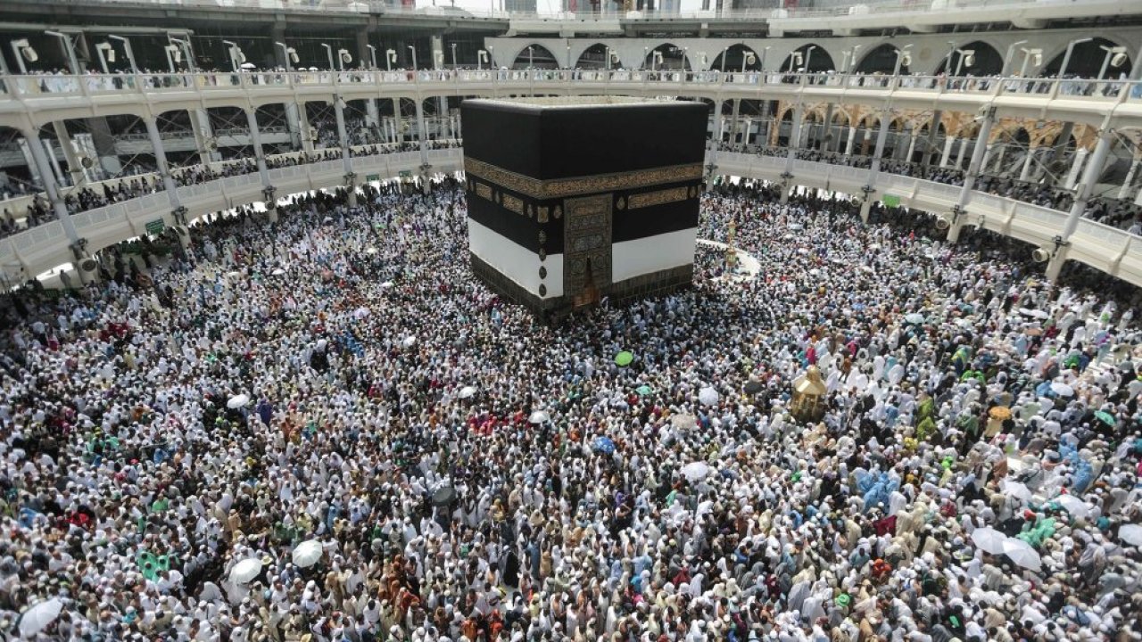 Suudi Arabistan, koronavirüs nedeniyle umre ziyaretlerini askıya aldı