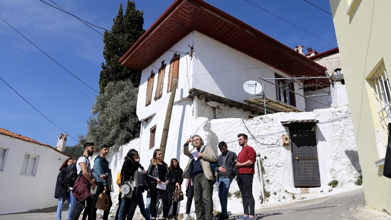 Öğrenciler tarihi mekanlarda ders görüyor