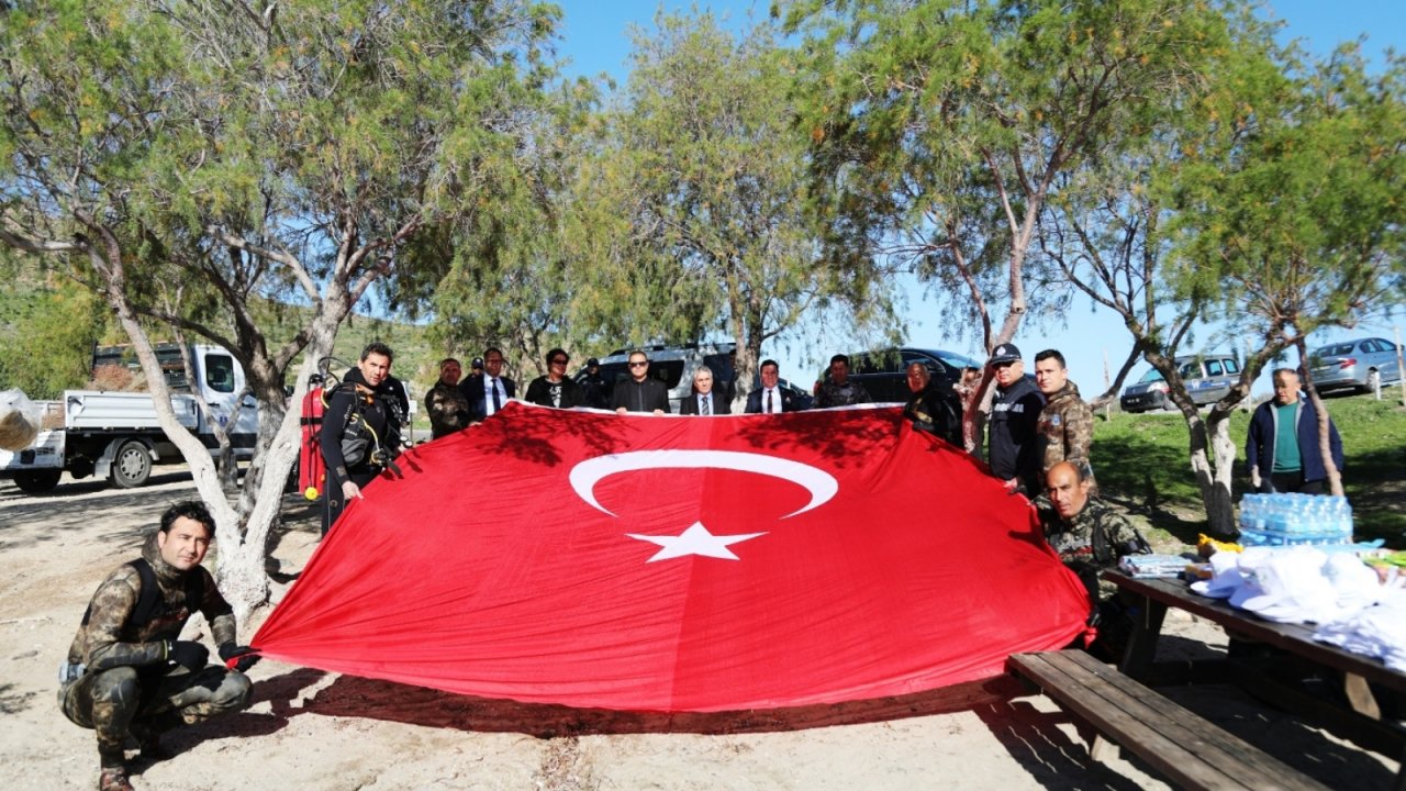 Temizlik öncesi İdlib şehitleri anıldı
